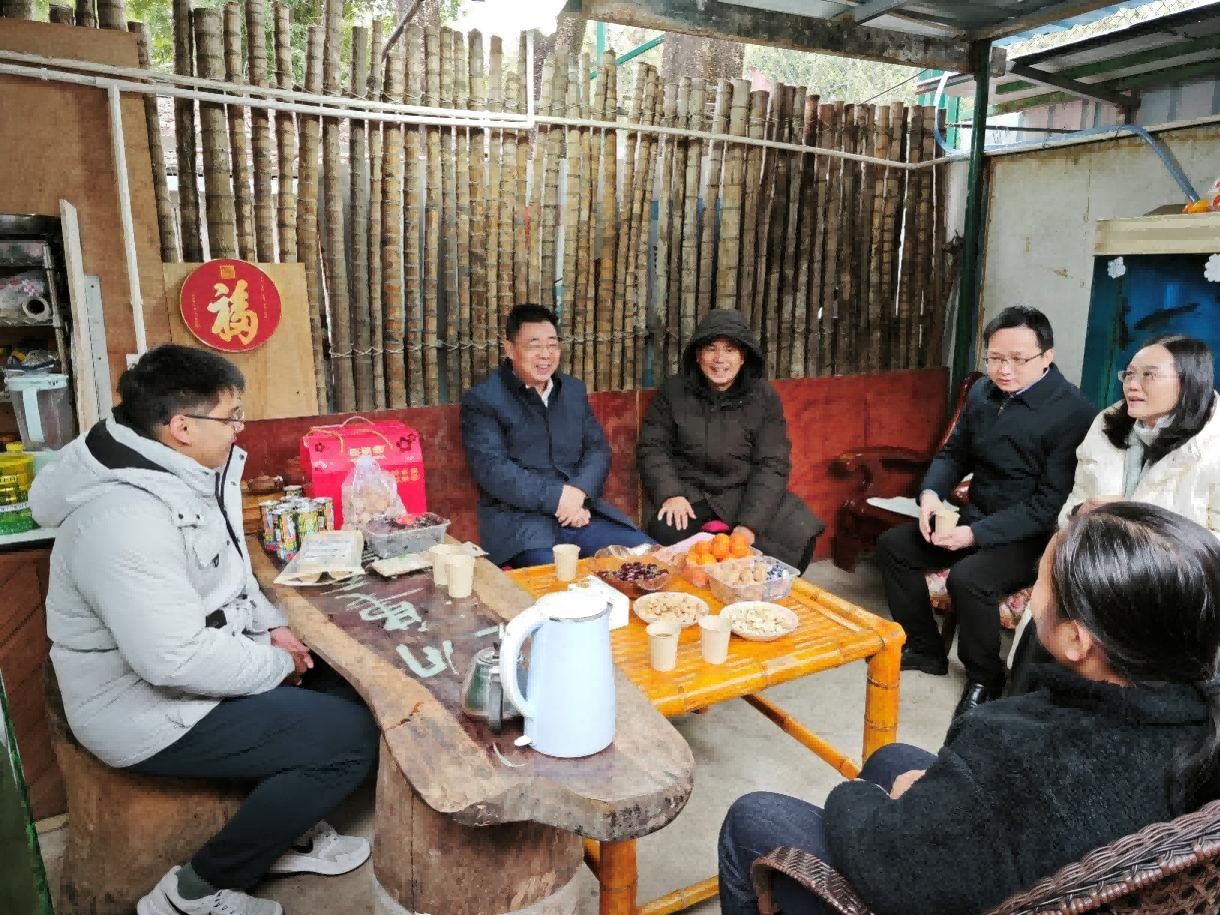 广州建筑梁湖(hú)清走访慰问生活困难党员